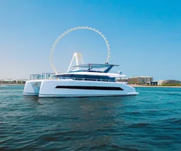 Dubai Harbour: 2-Hr Luxury Yacht Tour with Food & Drinks